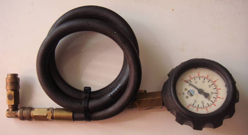 A mechanical Bourdon oil pressure gauge (Sykes Pikavant) with Audi fittigs